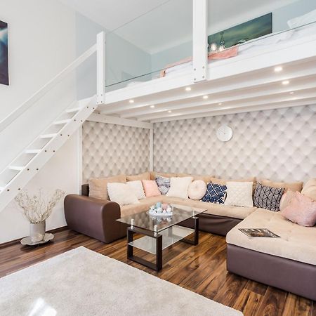 Bpr Stylish Mosaic Home With Terrace بودابست المظهر الخارجي الصورة